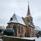 Verschneite Kirche im Advent 2023