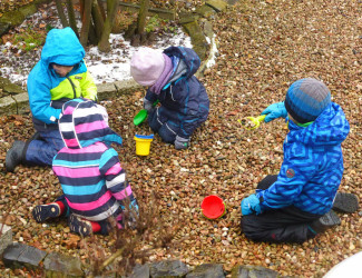 Kinder spielen auf Kies