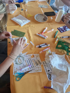 die Konfis gestalten ihre Konfirmationskerzen